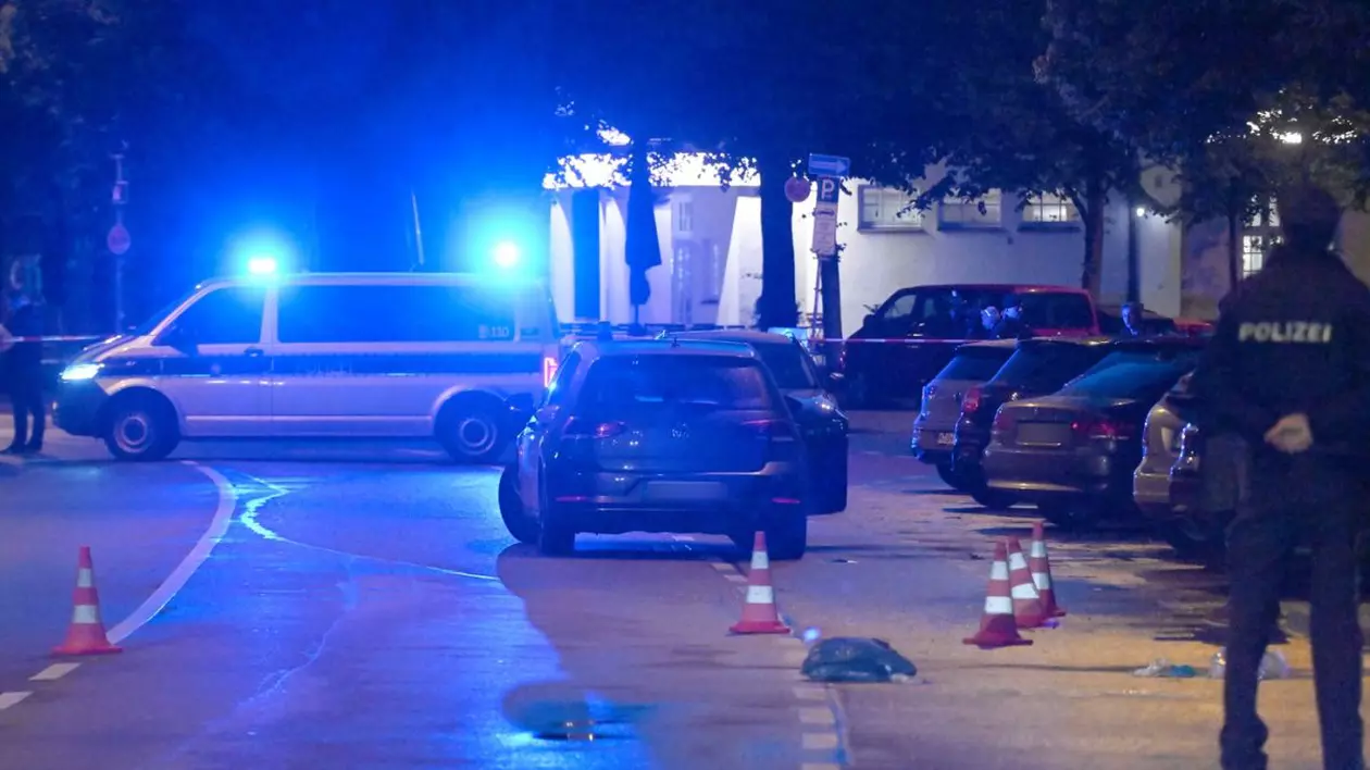 Polițișrii stau în stradă, în urma unui atac cu cuțitul asupra trecătorilor la Munchen, Germania