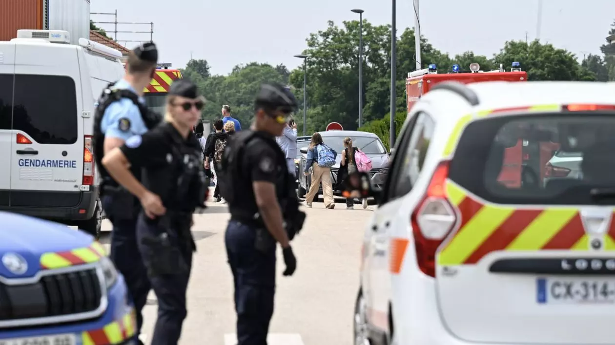 Elevii pleacă în timp ce jandarmii francezi controlează accesul într-un liceu după ce o asistentă școlară în vârstă de 31 de ani a fost înjunghiată cu un cuțit de un elev de 15 ani în timpul unei percheziții a genților în Nogent, estul Franței