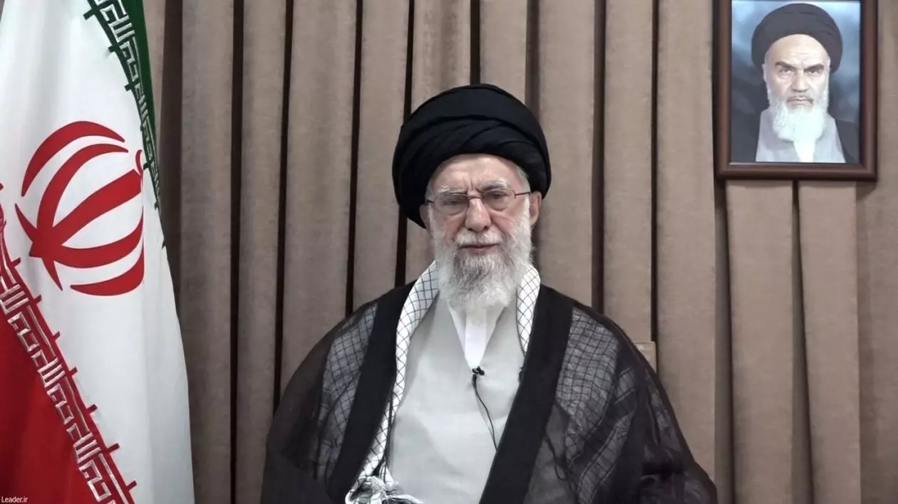 Liderul suprem al Iranului, ayatollahul Ali Khamenei, având în stânga steagul Iranului și în dreapta portretul fondatorului revoluției, ayatollahul Khomeini, se adresează națiunii