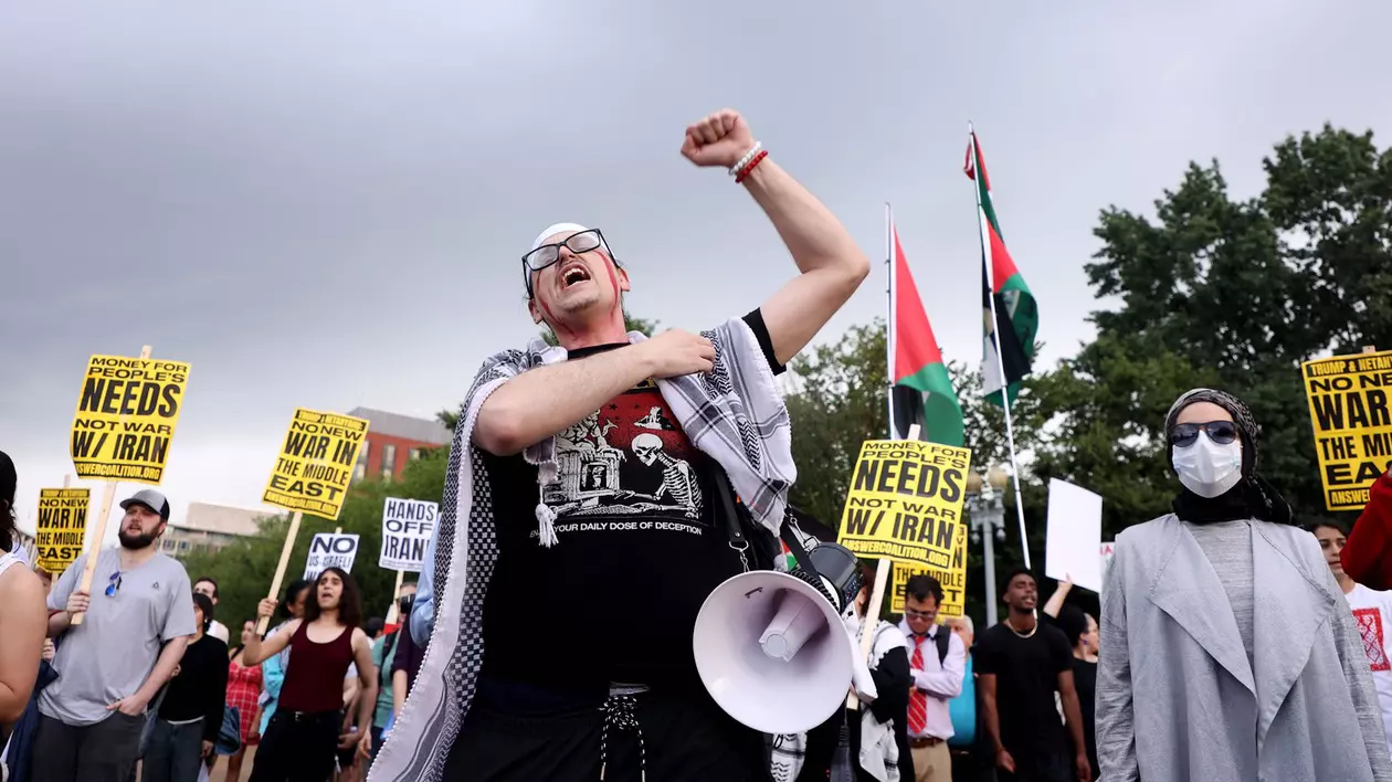 Demonstrație „Nu războiului împotriva Iranului” în fața Casei Albe din Washington, SUA. Demonstranții protestează împotriva atacurilor israeliene asupra Iranului și împotriva unei eventuale implicări a SUA în conflict,