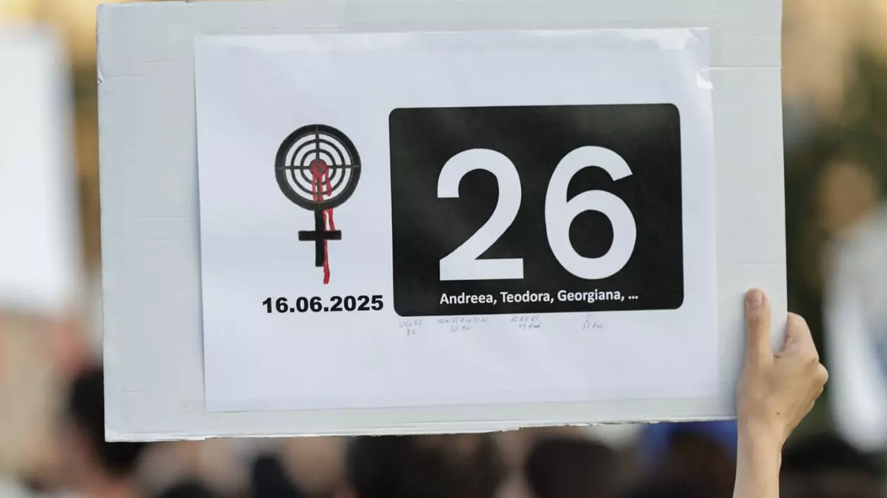 pancartă cu simbolul genului feminin, cifra 26 pe fundal negru și numele Andreea, Teodora, Georgiana... ținută în aer de o femeie