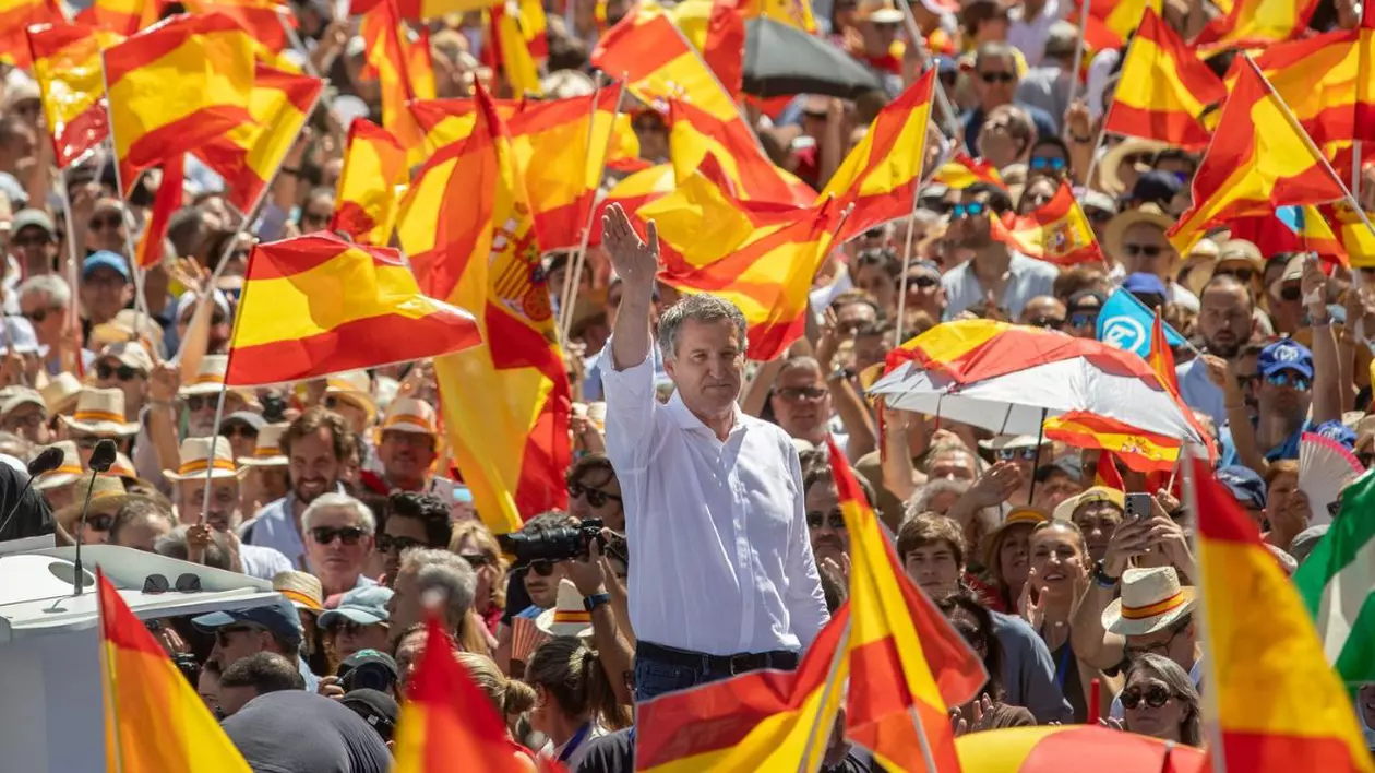 Protest în Madrid, Plaza de Espana, 8 iunie 2025 - mii se oameni au ieșit în stradă, fluturând steagul Spaniei, pentru a cere demisia lui Pedro Sanchez