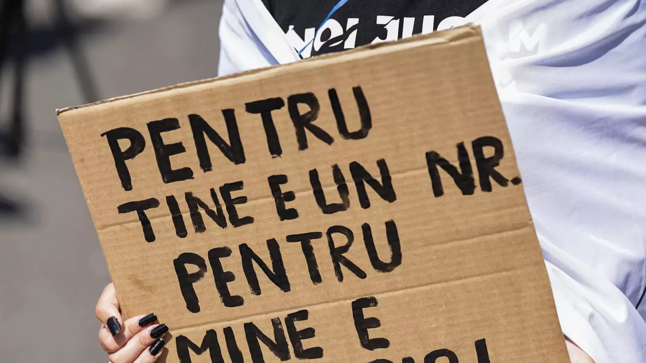 Protestatar care tine o pancartă