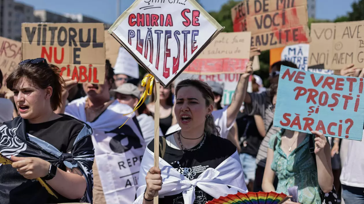 studenti care protesteaza in strada