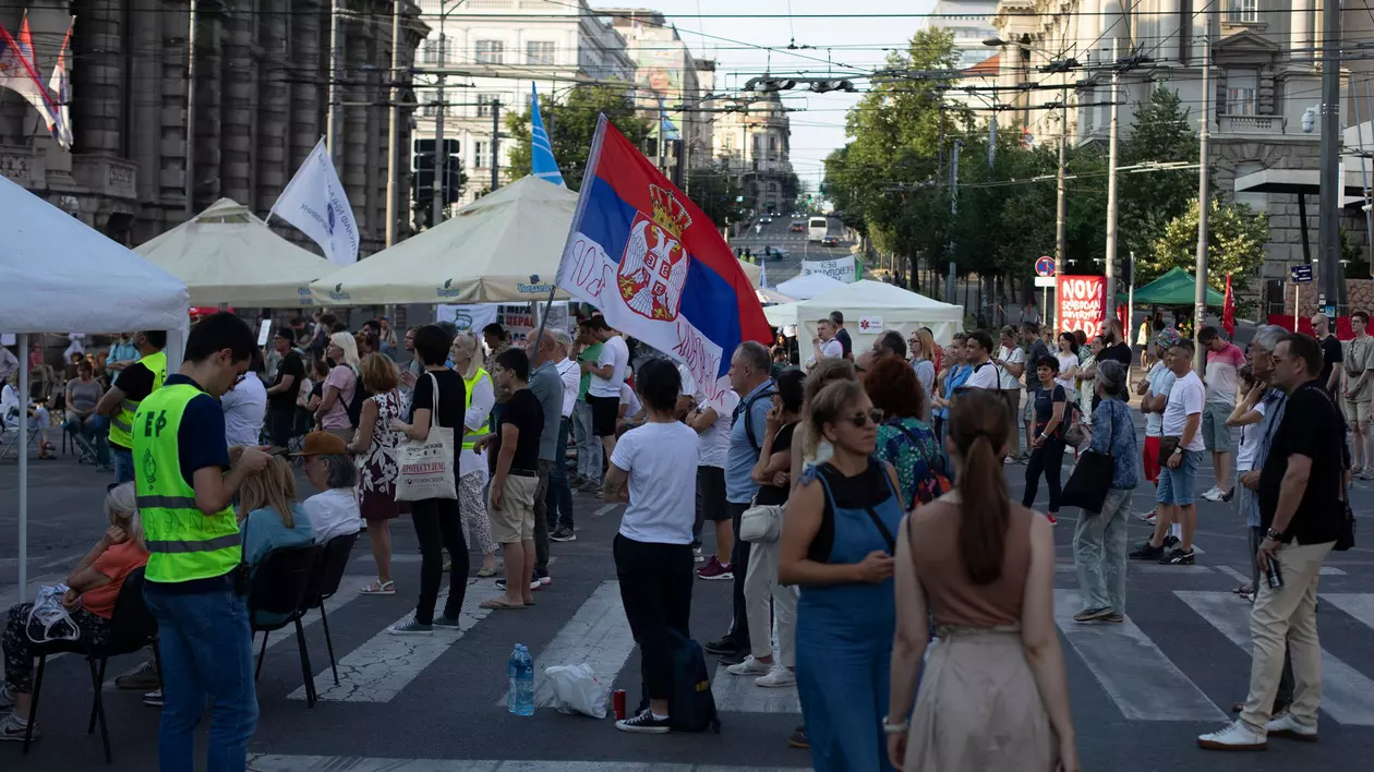 Zeci de mii de protestatari la Belgrad cer alegeri anticipate &#537;i &icirc;ncheierea guvern&#259;rii lui Aleksandar Vucic