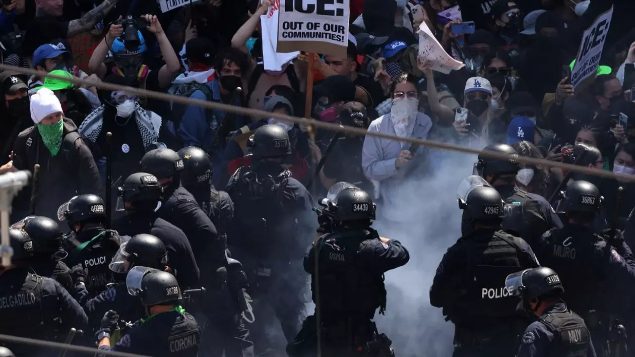 8 iunie 2025, Los Angeles, California, SUA, Protestatari cu m[sti si pancarte se ciocnesc cu forțele de ordine inarmate în centrul orașului Los Angeles, în a treia zi de proteste împotriva ICE și politica de imigrare a lui Trump,