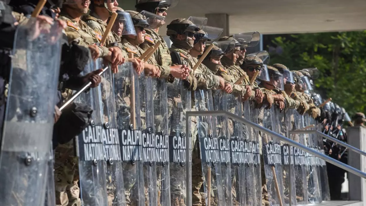 Membrii Gărzii Naționale din California stau de pază în fața Clădirii Federale, în timp ce protestele continuă ca răspuns la operațiunile federale de imigrare din Los Angeles, pe 10 iunie