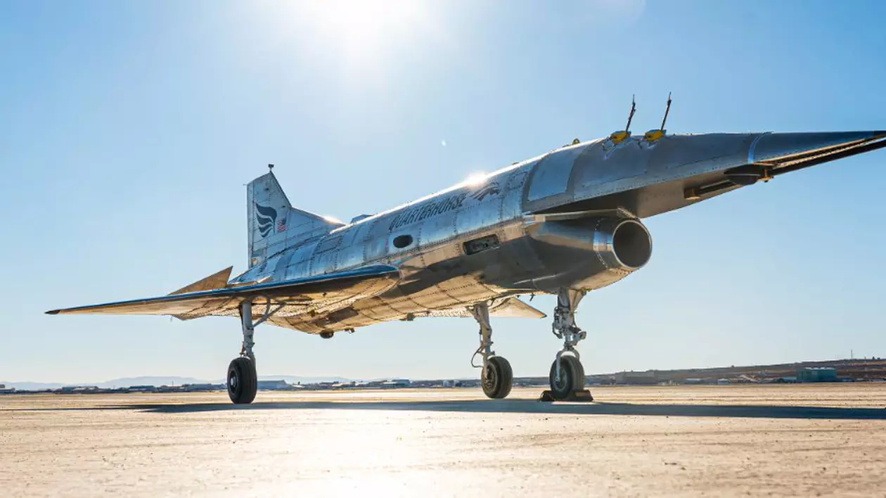avionului hipersonic 'Quarterhorse' pe pista. suprinde designul cu o silueta foarte alungita