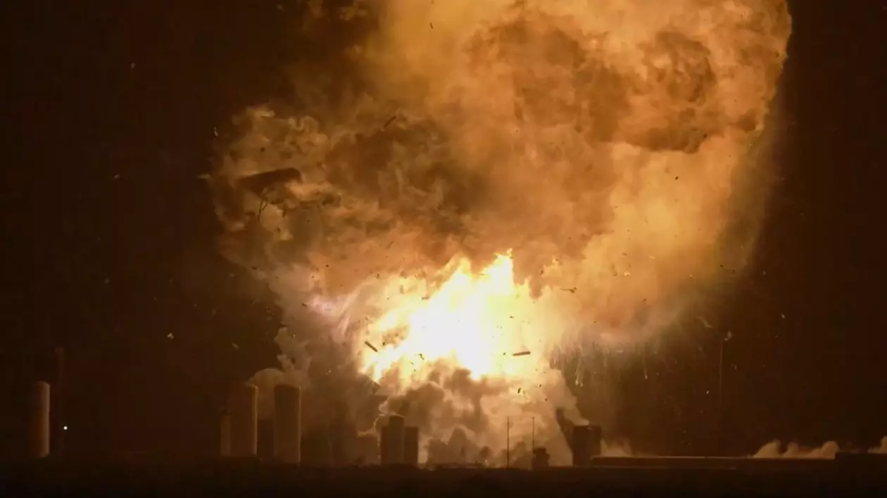 nor de fum și foc portocaliu apărut pe cer după explozia unei rachete Starship a SpaceX, 18 iunie 2025, Texas