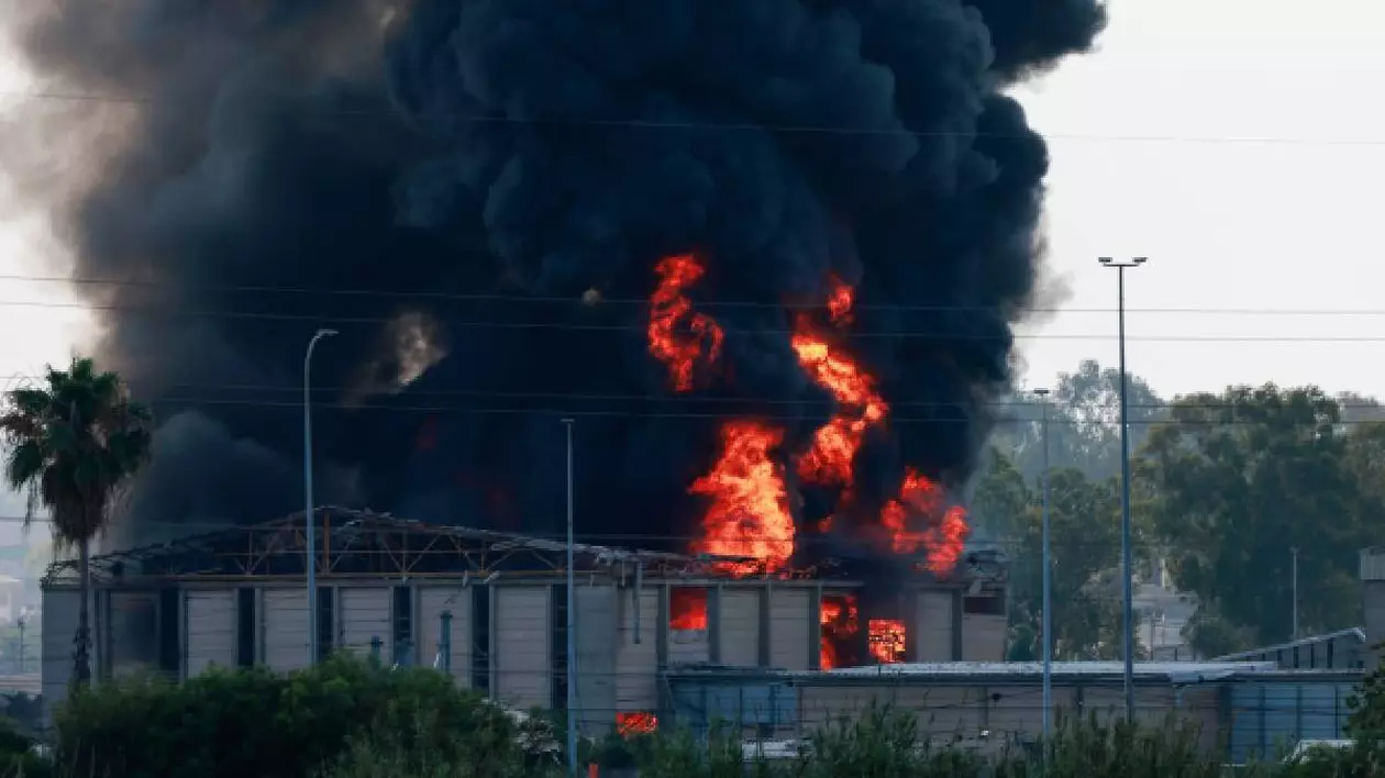 Fumul se ridică dintr-o clădire din Herzliya, lângă Tel Aviv, în urma unui nou tir de rachete iraniene pe 17 iunie 2025. Armata israeliană a declarat că sirenele de raid aerian au sunat în mai multe zone ale țării marți.