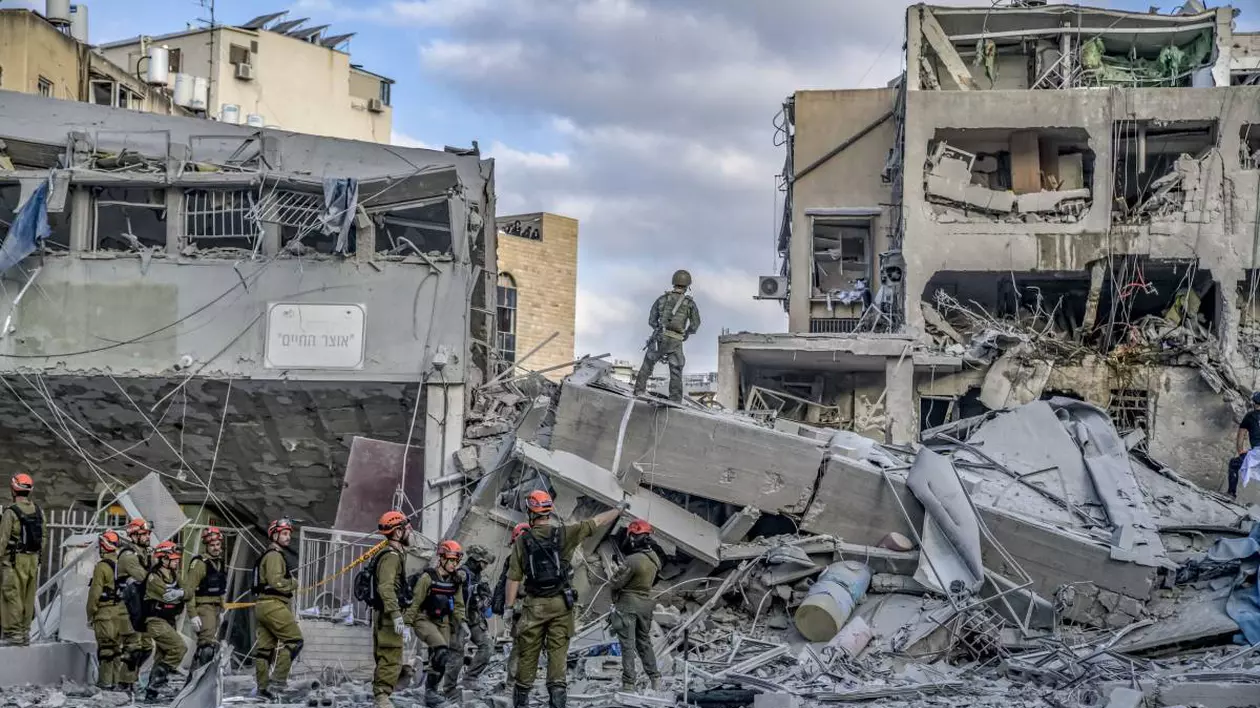 Mai multe clădiri din Iran au fost complet distruse pereții s-au dărâmat și a mai rămas doar scheletul de beton după bombardamente, iar pompierii încearcă să găsească supraviețuitori printre dărâmături.