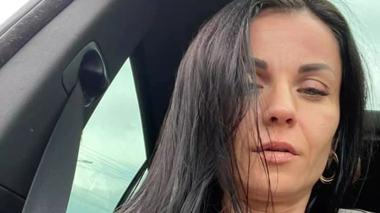 „Regina drogurilor” din România, Elena Marsilia Mantu, este într-o mașină, iar în partea dreaptă se vede centura auto