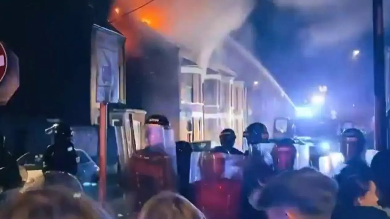 Polițiști aflați la locul revoltelor din Irlanda de Nord, unde oamenii au vandalizat locuințe