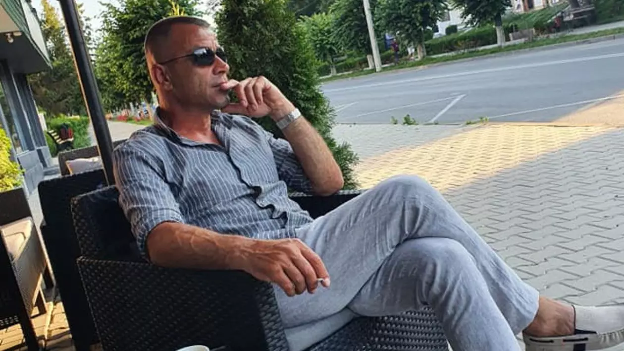 Facebook Robert Lupu, alias Robert Wolf , ucigașul Teodorei Marcu, sta la o terasa cu ochelari de soare la ochi, o camasa gri, cu mana stângă ridicata la bărbie