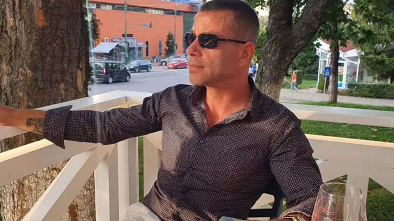 Facebook Robert Lupu, alias Robert Wolf , ucigașul Teodorei Marcu, sta la o terasa cu ochelari de soare la ochi, o camasa închisa la culoare