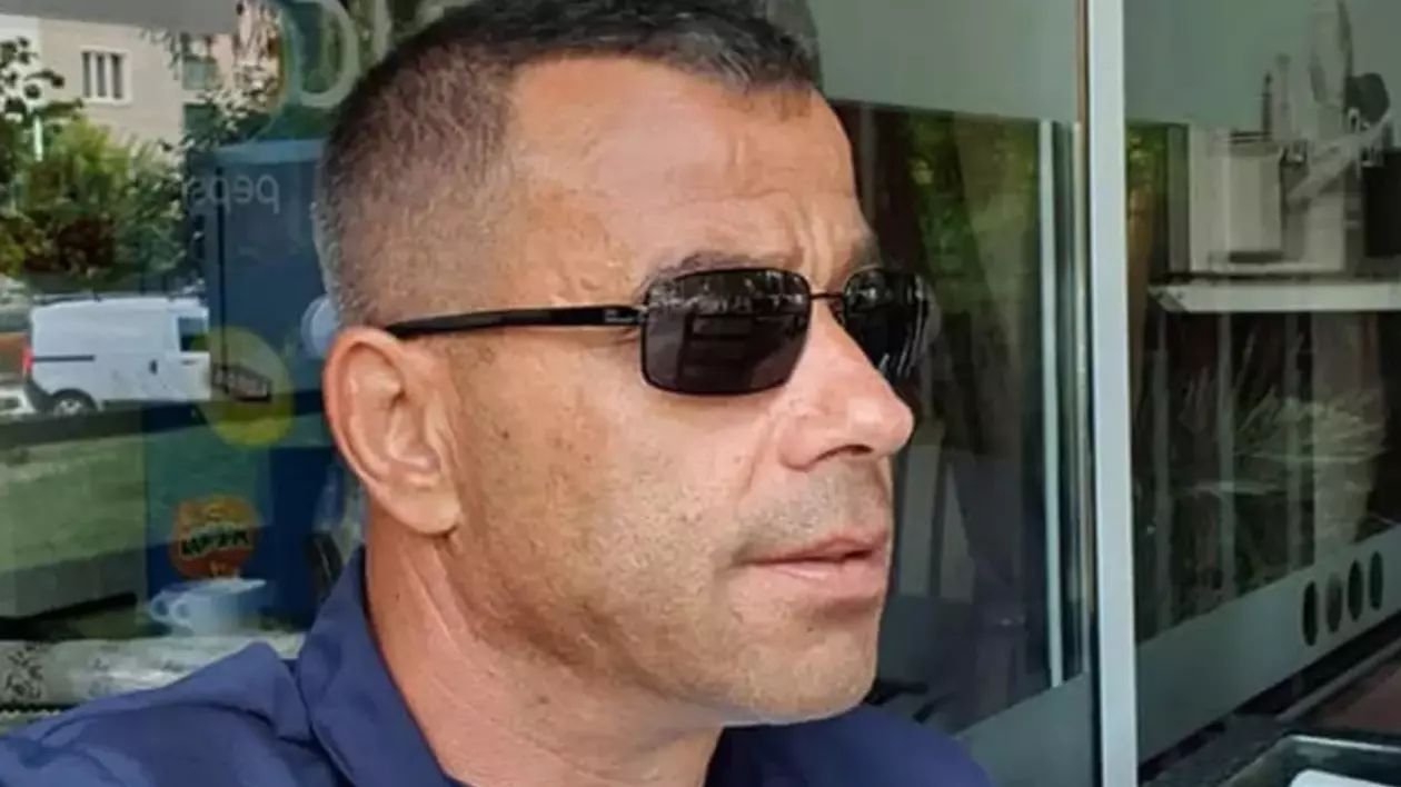 În imagine este ilustrat un bărbat cu ochelari pe față