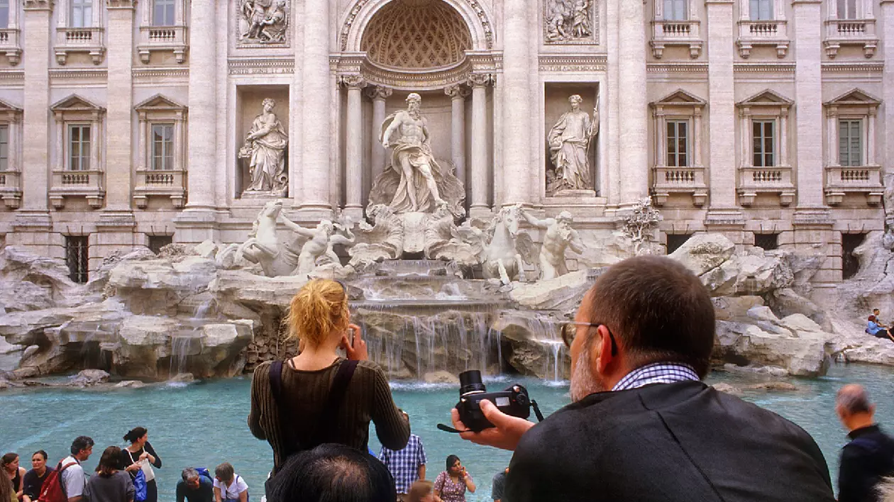 Mai mulți turiști în fața Fonta di Trevi din Italia.