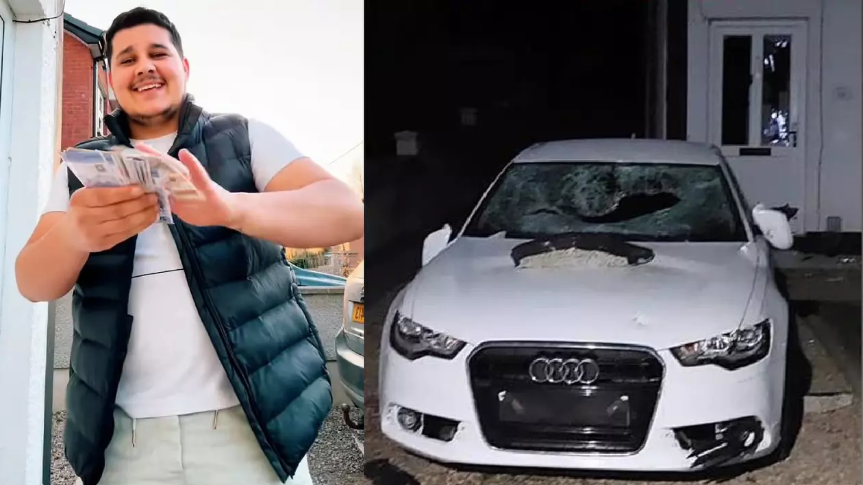 Un bărbat îmbrăcat în tricou alb, pantaloni albi și geacă neagră, ține un teanc de bani în mână și aruncă cu ei, în stînga, în dreapta, o mașină albă, distrusă, fotografiată noaptea