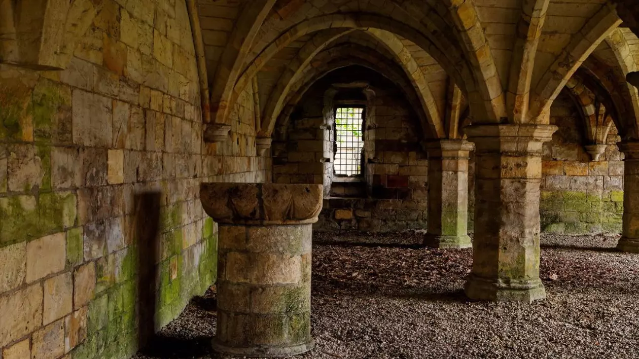 Ruinele subterane, cu stâlpi și arcade, ale Spitalului medieval St Leonard din York