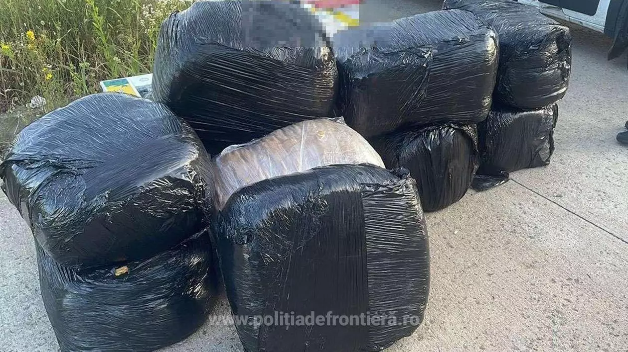 Saci plini cu tutun, în folie de culoare neagră, confiscați de polițiștii de frontieră din Giurgiu