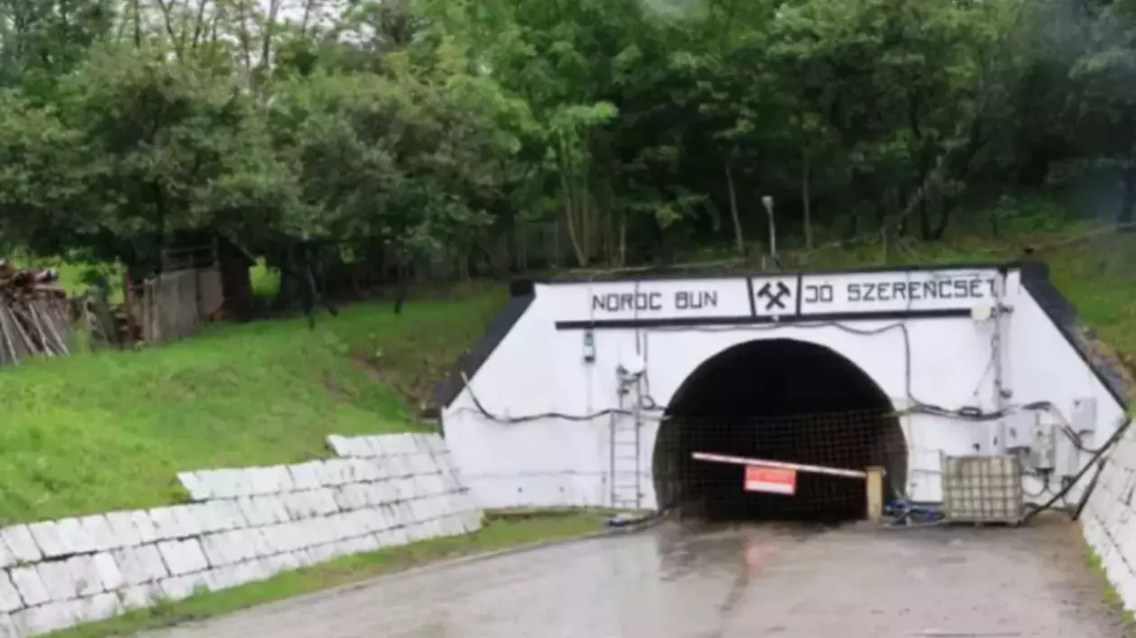 Intrarea principală în Salina Praid, marcată de mesajele „Noroc Bun” și „Jó Szerencsét!”