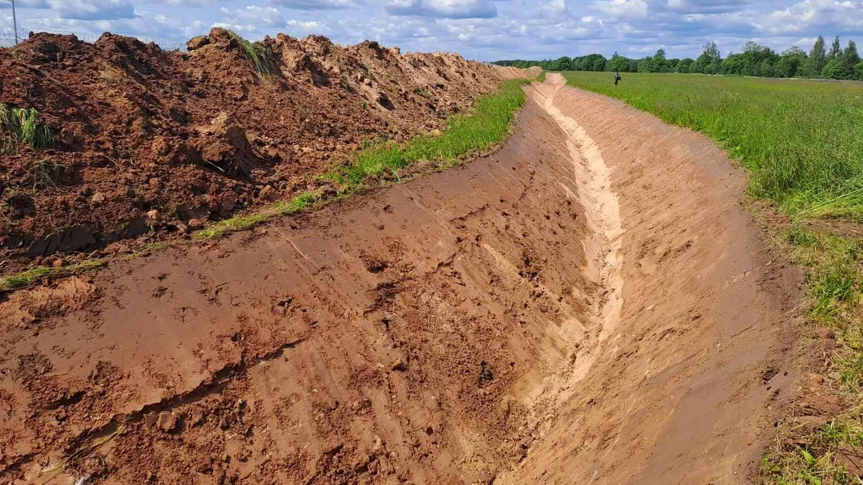 Șanț antitanc construit de Estonia la granița cu Rusia Foto: X @MoD_Estonia