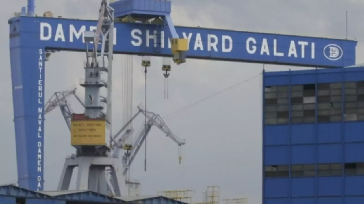 În imagine se vede Șantierul Naval Damen din Galați. Se observă macarale mari.
