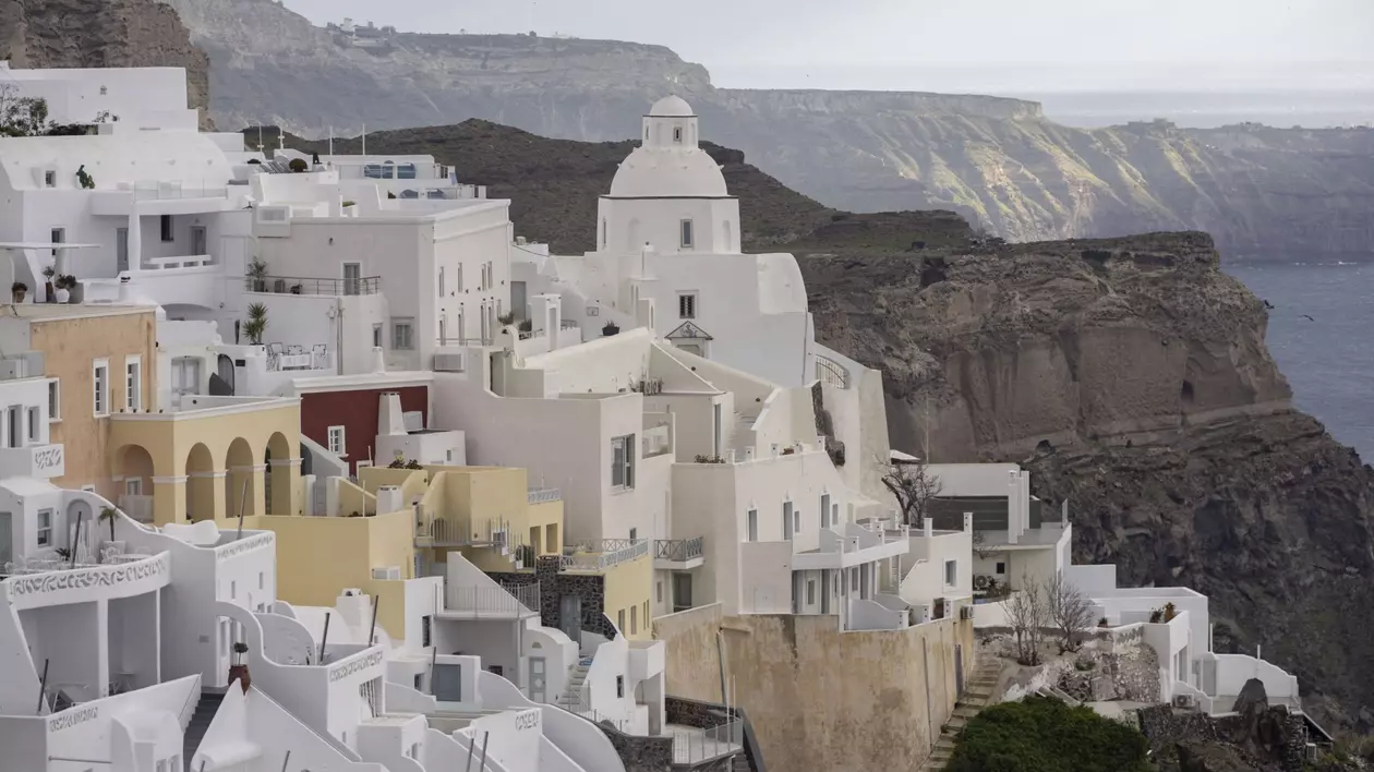 Imagine cu mai multe hoteluri și o biserică în Santorini