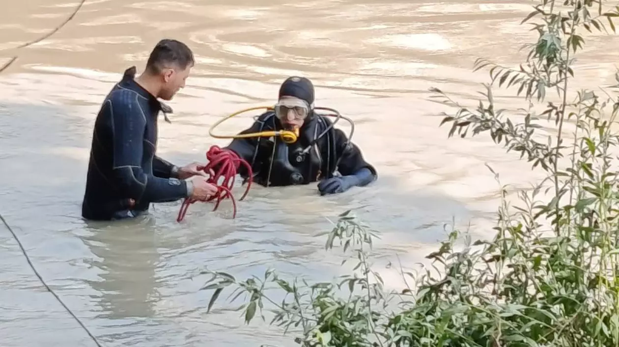 Doi scafandri surprinși în timp ce căutau cadavrul femeii din Brăila, care s-a aruncat în Siret