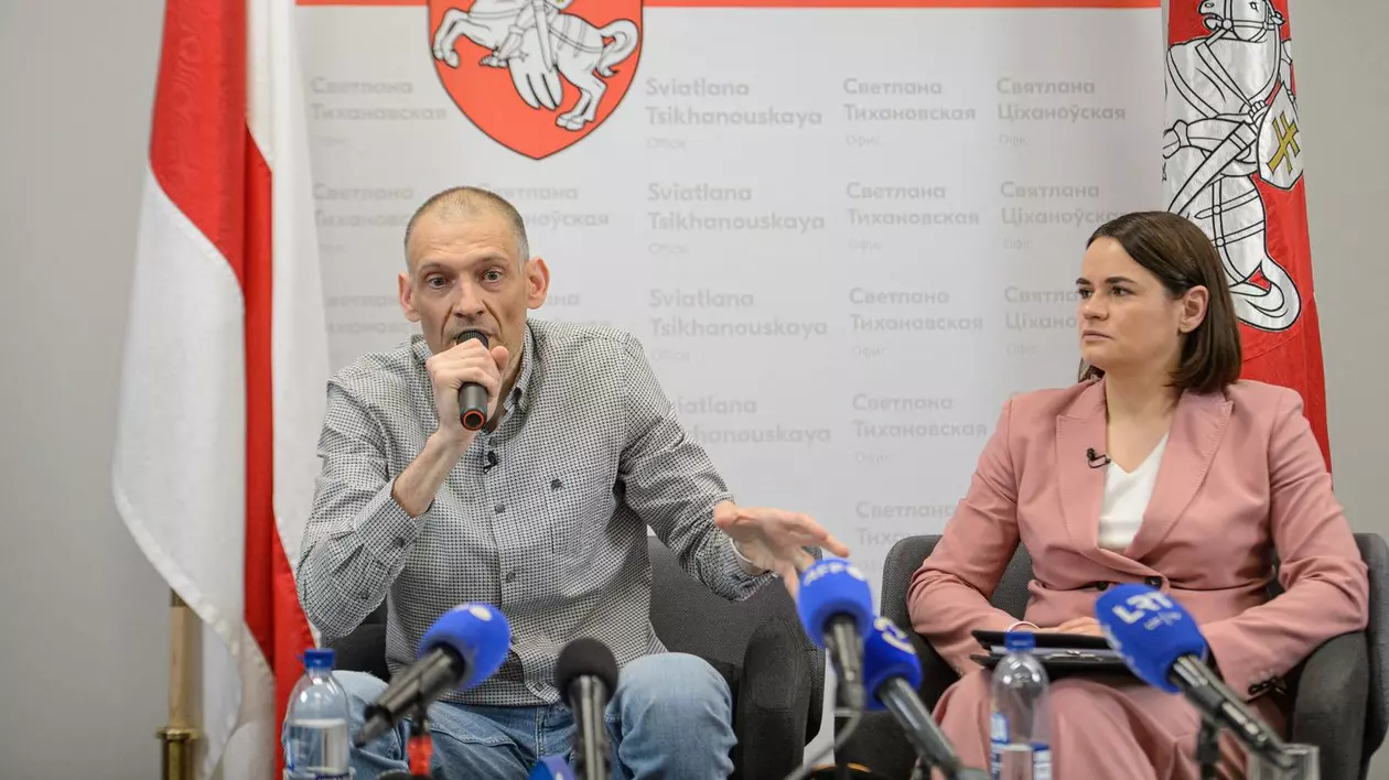 Serghei Tihanovski, într-o conferință de presă, la Vilnius, alături de soția sa, Svetlana, liderul opoziției din Belarus Foto: Profimedia