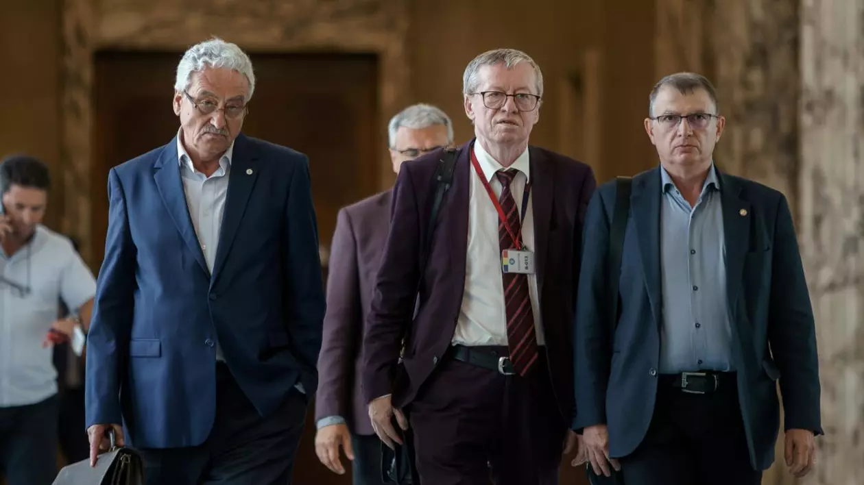 Liderii de sindicate din învățământ în timp ce ies de la consultările cu ministrul educatiei