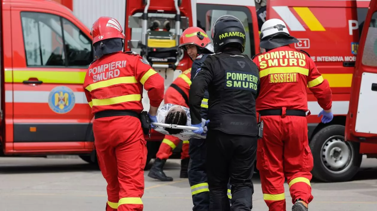 Echipajele de intervenție de urgență, pompierii și paramedicii români, se antrenează pentru a extrage și salva victima unui accident