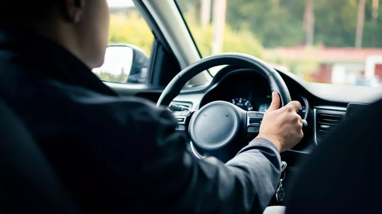 Șofer într-o mașină, conceptul de ridesharing