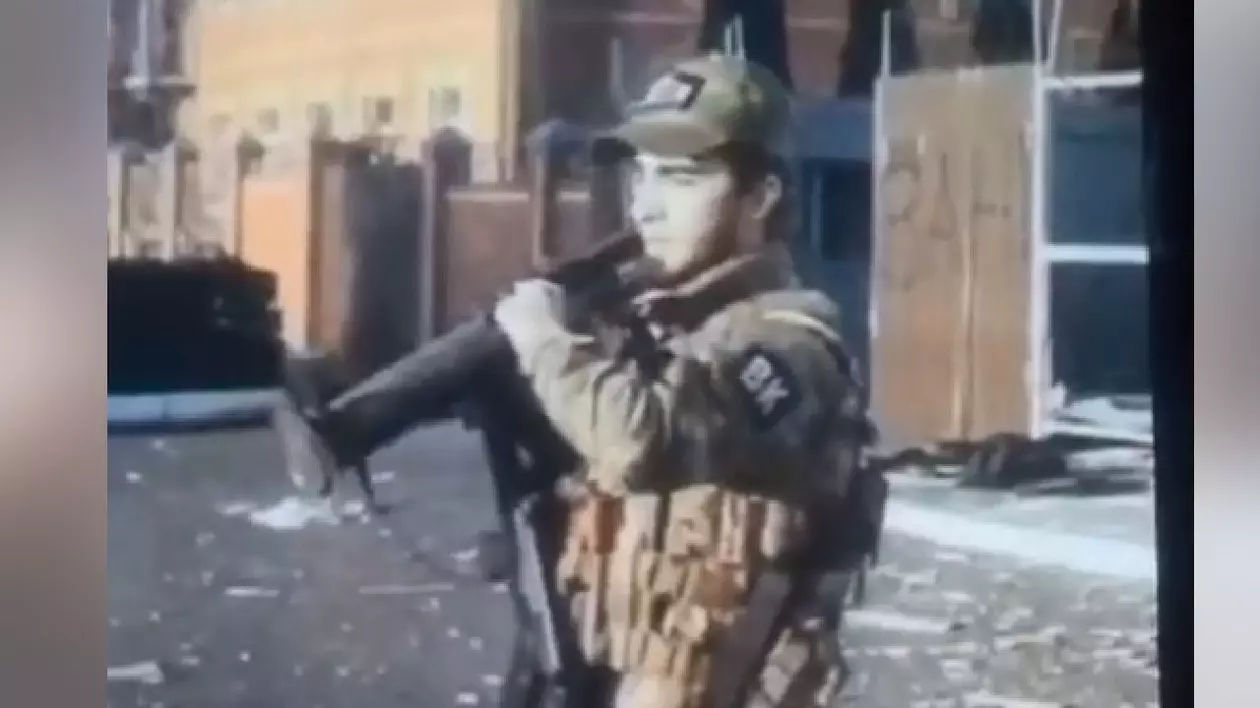 Soldatul rus se distrează și trage cu un lansator de grenade într-o clădire din orașul Sudja: „A primit judecata de apoi” | VIDEO