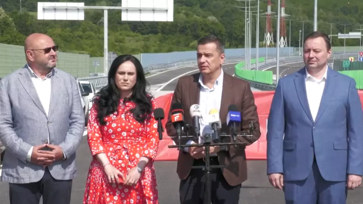 În imagine este ilustrat Sorin Grindeanu, în timp ce face declarații pe autostradă
