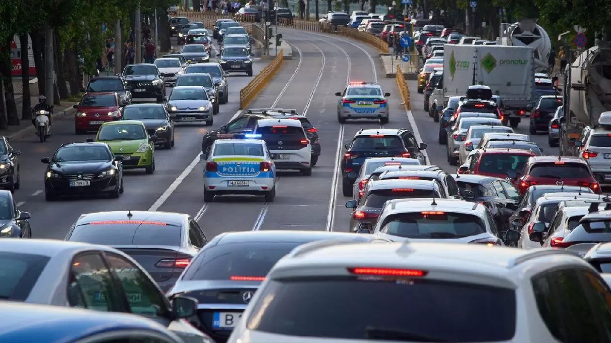 Mașini în trafic la oră de vârf pe un bulevard din București. - 24 mai 2024