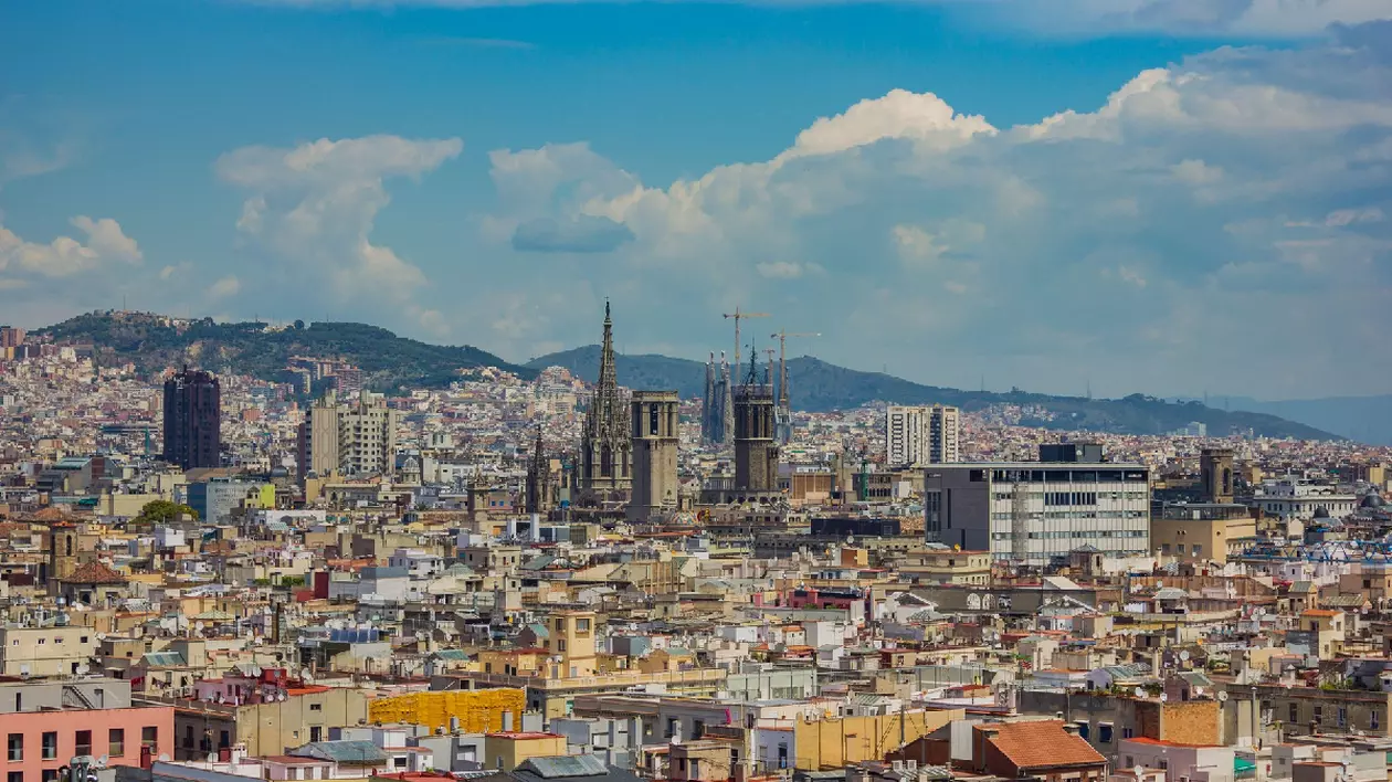 imagine de ansamblu cu mai multe clădiri dintr-un oraș spaniol