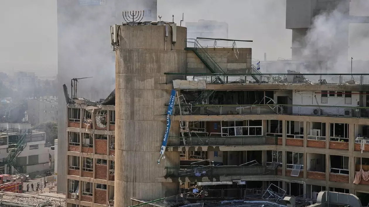 Spitalul Soroka, grav afectat în urma atacului iranian cu rachete. Din cladire se vede iesind fum, iar geamurile si infrastructura sunt serios avariate
