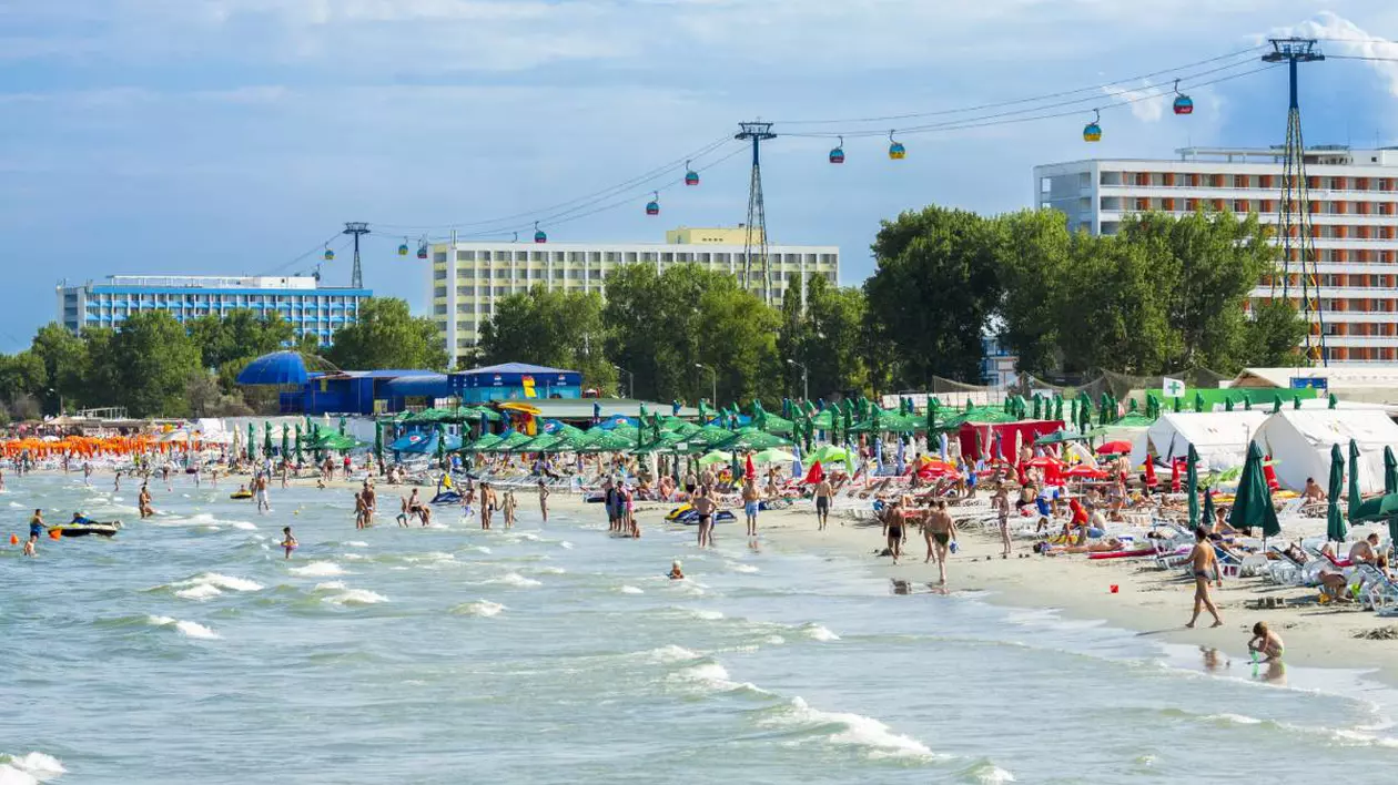 Aglomerație de turiști pe plaja din stațiunea Mamaia, plină de șezlonguri, în zona hotelului Dorna.