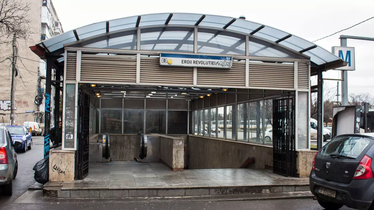 Poză cu gura de metrou de la Eroii Revoluției