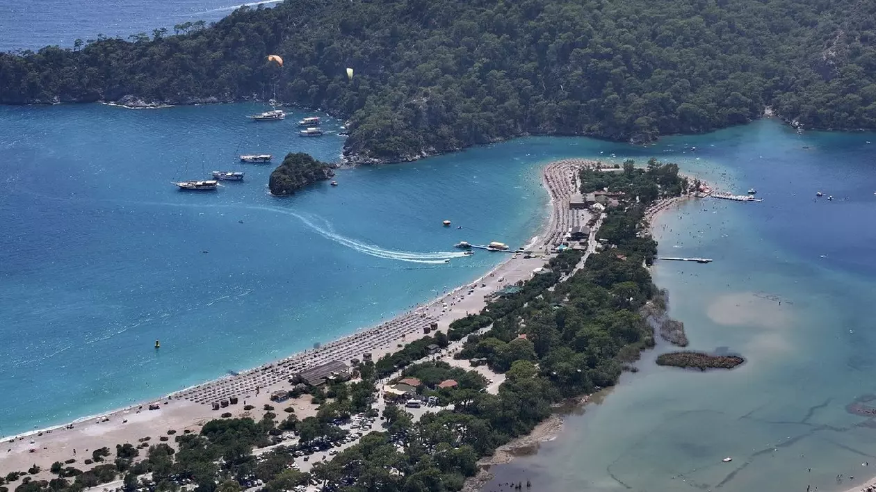 Vedere aeriană a zonei Oludeniz de la plajele Kumburnu și Belcekiz din districtul Fethiye din Mugla, Turcia, pe 22 iunie 2025