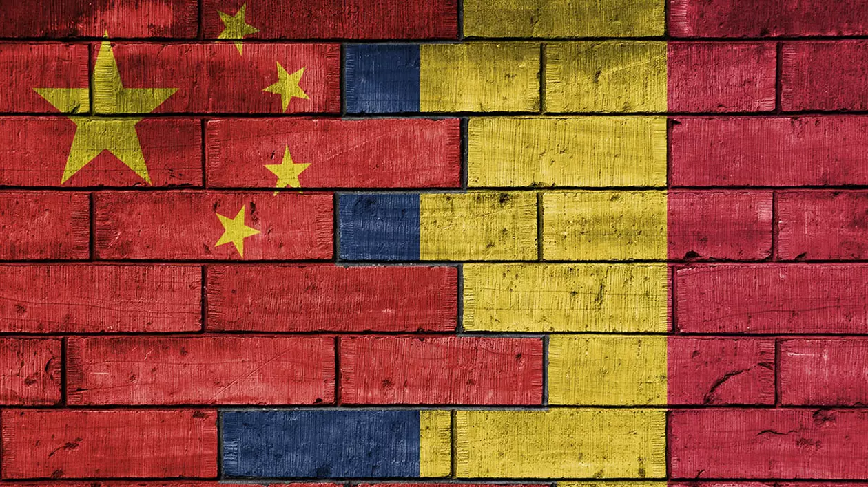 Drapelul național mare al Chinei și drapelul României, pictat colorat, pe un fundal masiv de zid vechi de cărămidă. Ilustrativ