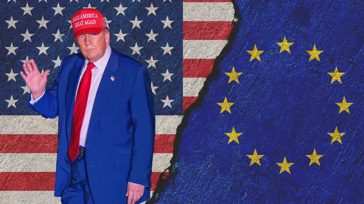 Donald Trump, îmbrăcat într-un costum albastru, cămașă albă și cravată roșie, cu șapcă roșie pe cap pe care scrie „Make America Great Again”, face cu mâna. Pe fundal, steagul Americii și al Europei