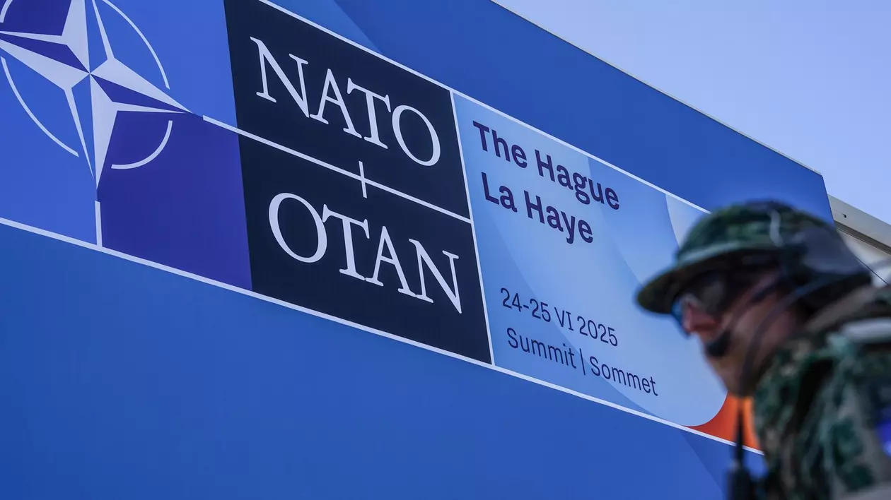Un membru al forțelor de securitate se află la datorie în fața locației unde se desfășoară summitul NATO.