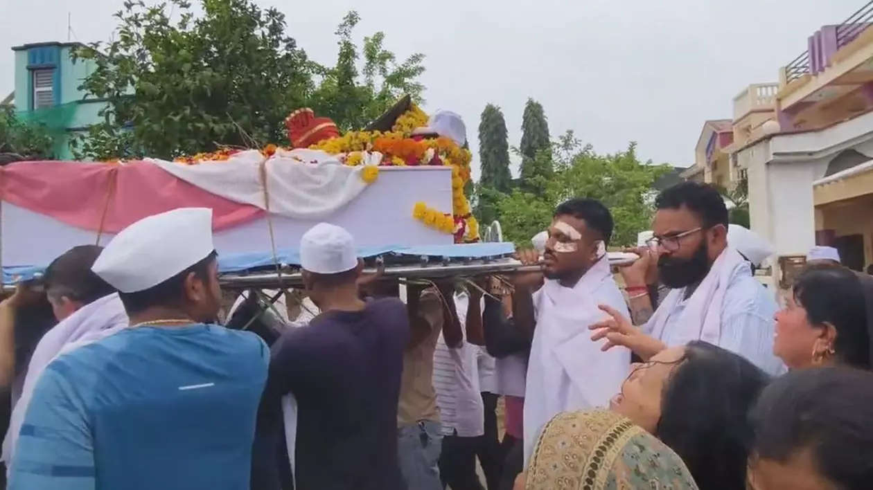 Supraviețuitorul accidentului Air India, cu bandaje pe față, poartă pe brațe sicriul cu trupul fratelui său, mort în accidentul aviatic din India din 15 iunie 2025