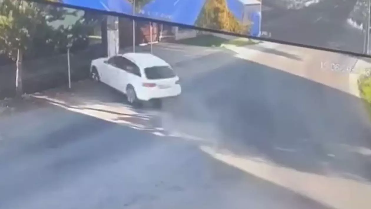 Imagine cu un SUV alb inainte de a intra in zidul unei case, în Maramureș