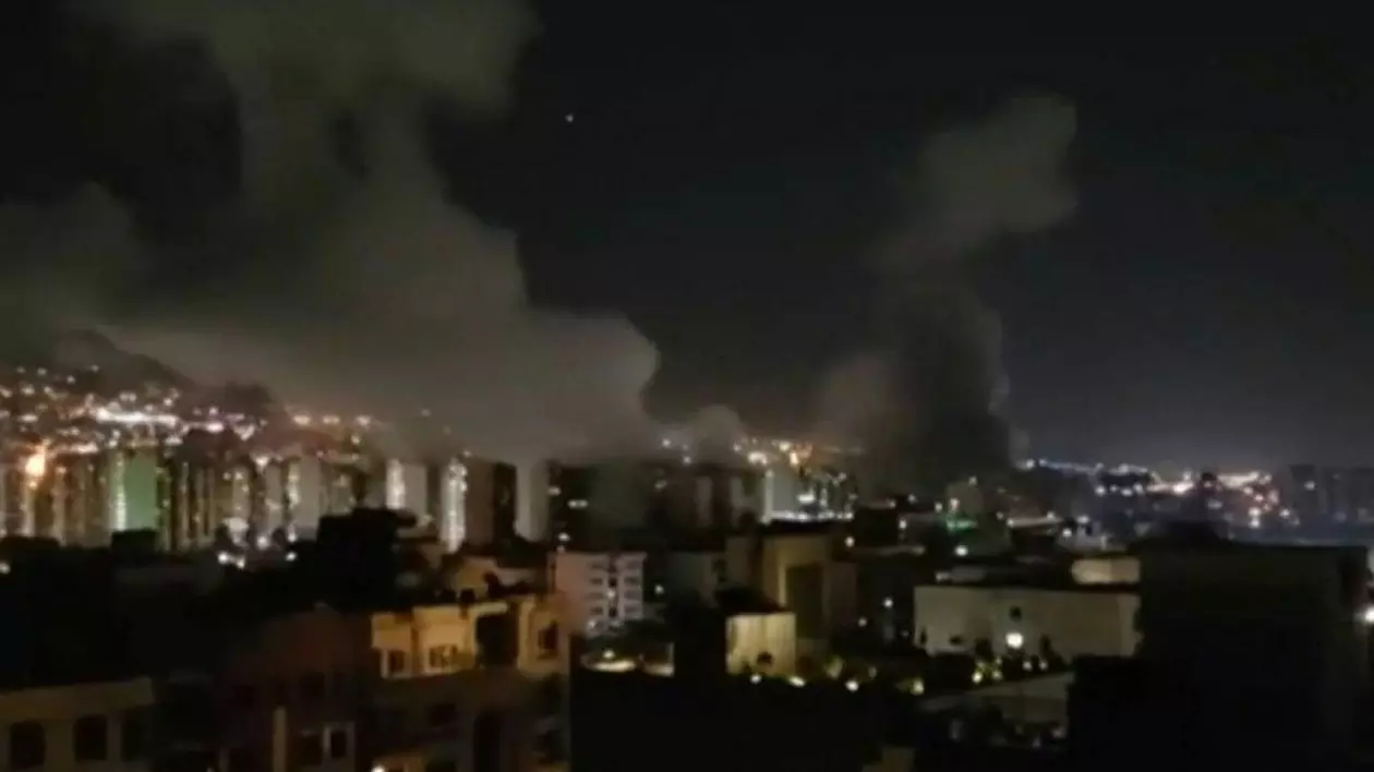 Mai multe puncte importante din Teheran au fost lovite de rachetele israeliene, se vede cum fumul gros cauzat de incendii și explozii se ridică spre cer, în miezul nopții.