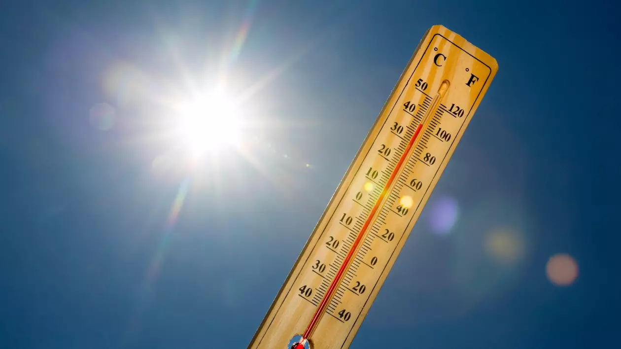 Poză cu un termometru care indică peste 30 de grade, și cu razele Soarelui lângă