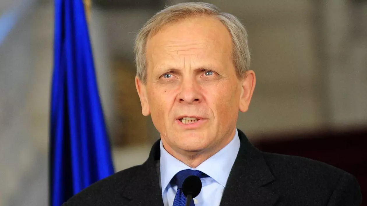 Fostul președinte PNL, Theodor Stolojan, în timpul unui discurs