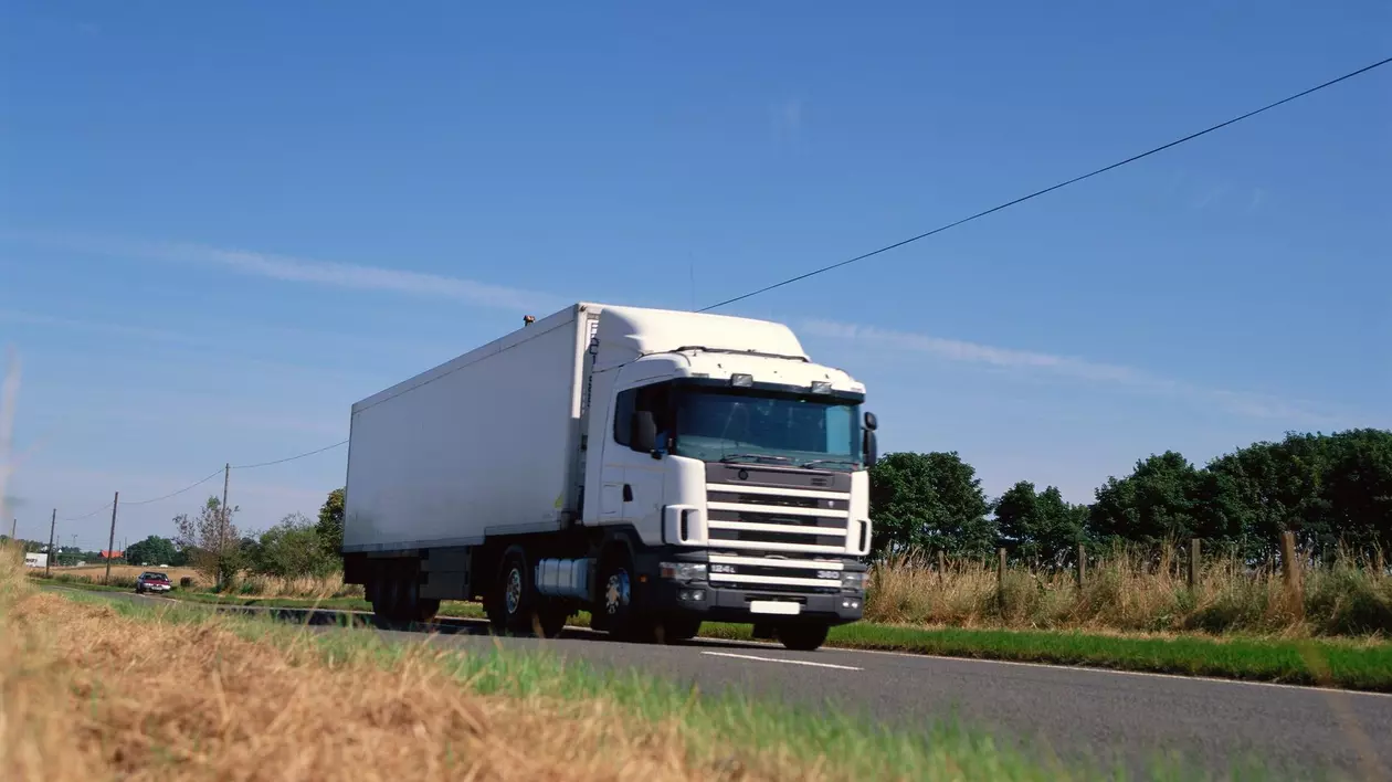 Imagine cu un TIR pe o șosea